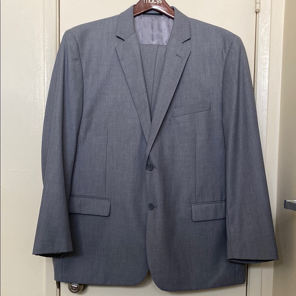 Gray Wool-Blend Suit With Structured Shoulders - image 1